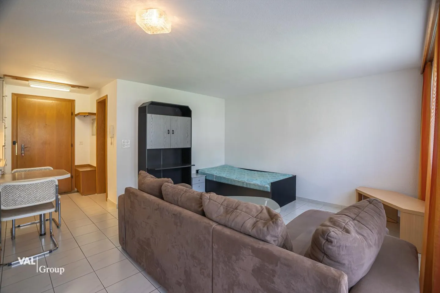 Central furnished studio with balcony for rent - Photo 3 of 10