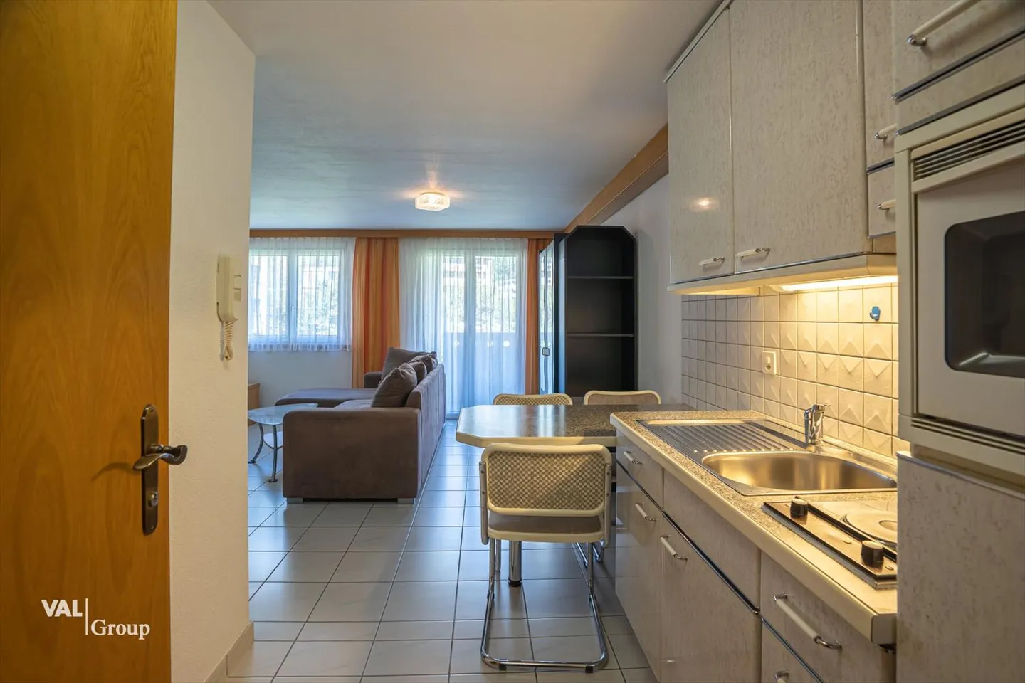 Central furnished studio with balcony for rent - Photo 4 of 10