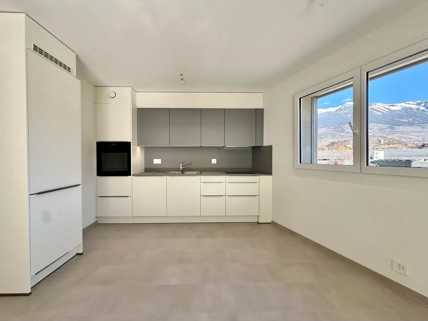 Appartamento moderno con balconi - Foto 4 di 10