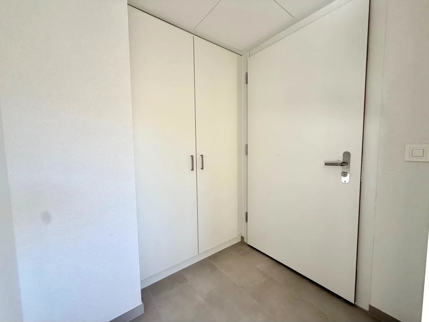 Appartamento moderno con balconi - Foto 5 di 10