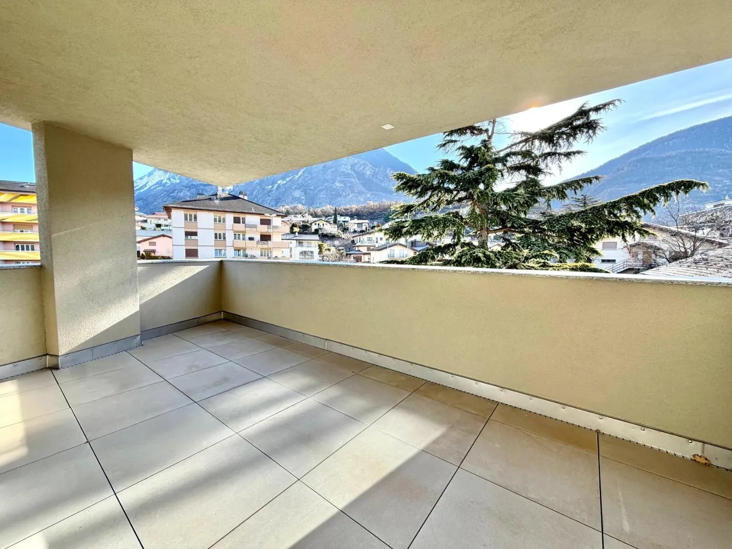Appartamento moderno con balconi - Foto 1 di 10