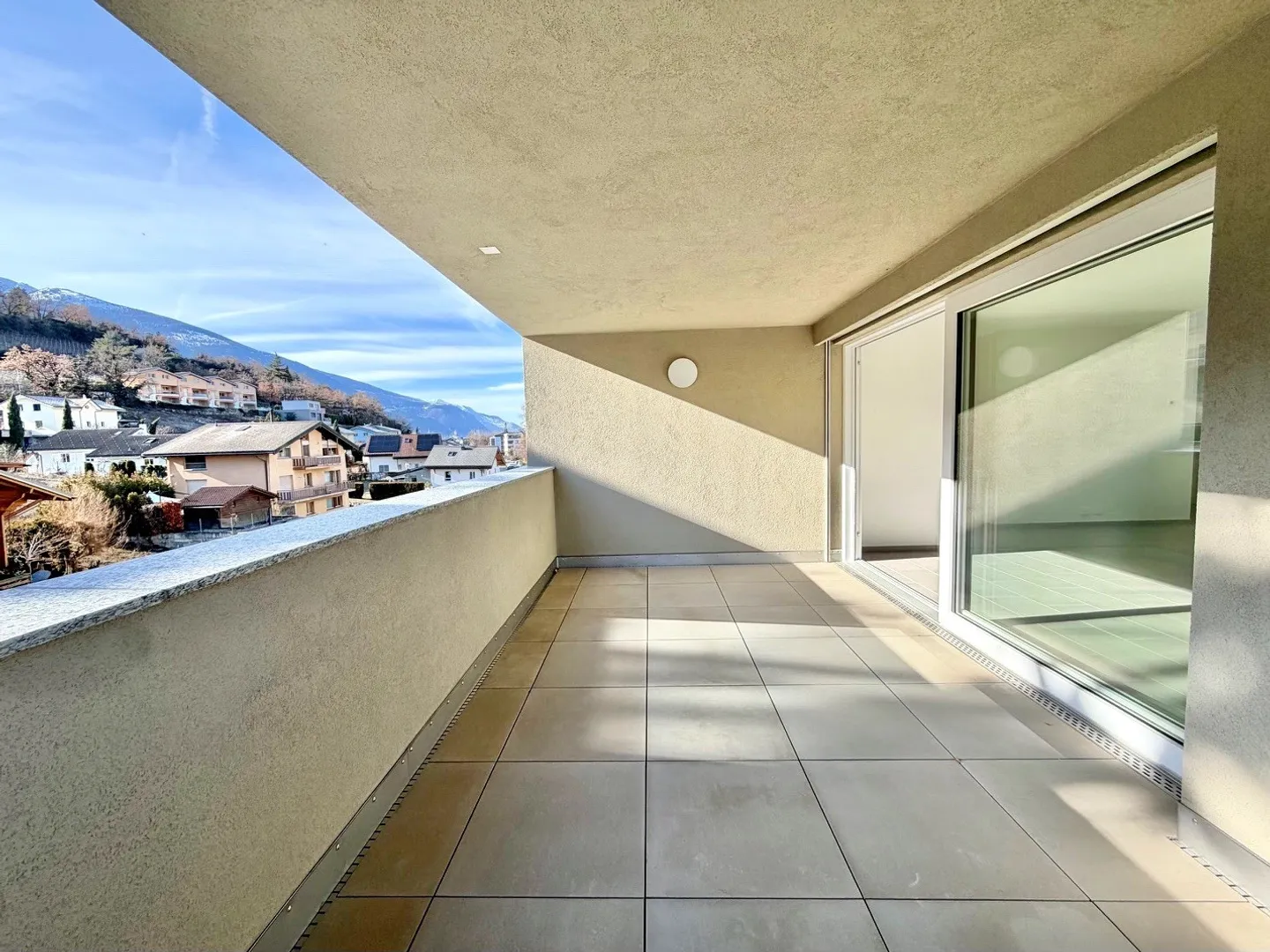 Appartamento moderno con balconi - Foto 2 di 10