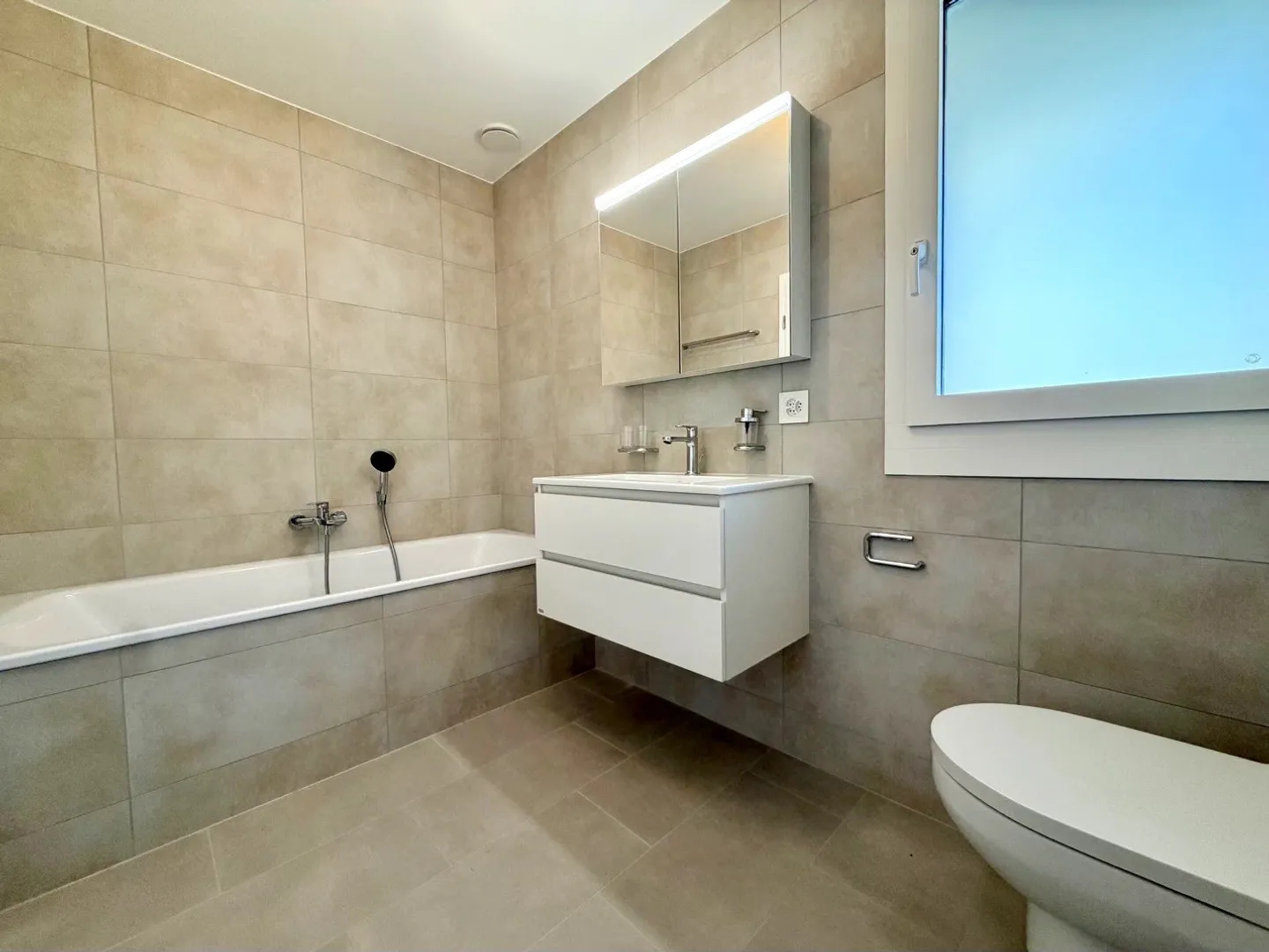 Appartamento moderno con balconi - Foto 7 di 10