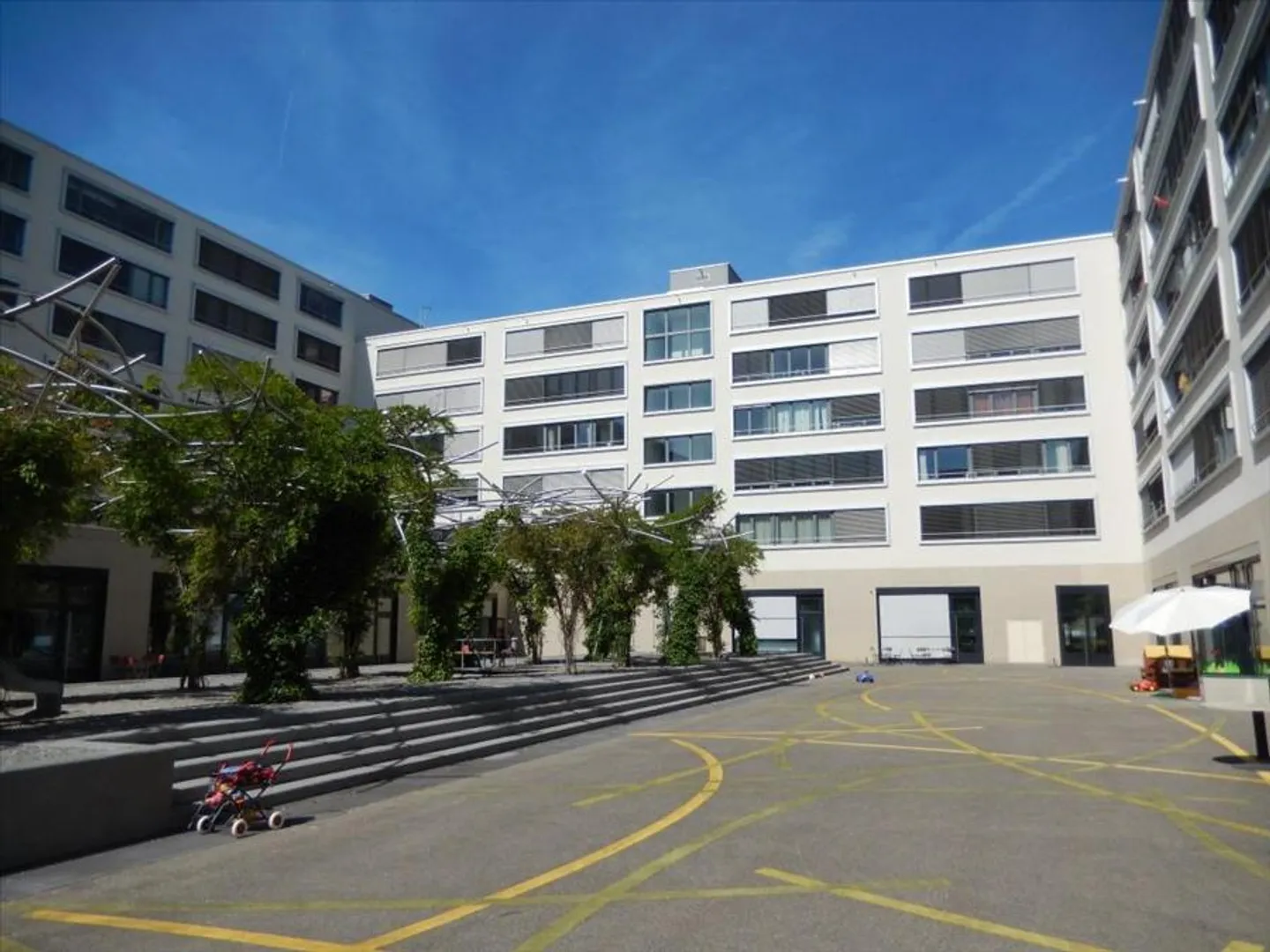 Appartement moderne avec balcon ensoleillé - Photo 2 sur 6