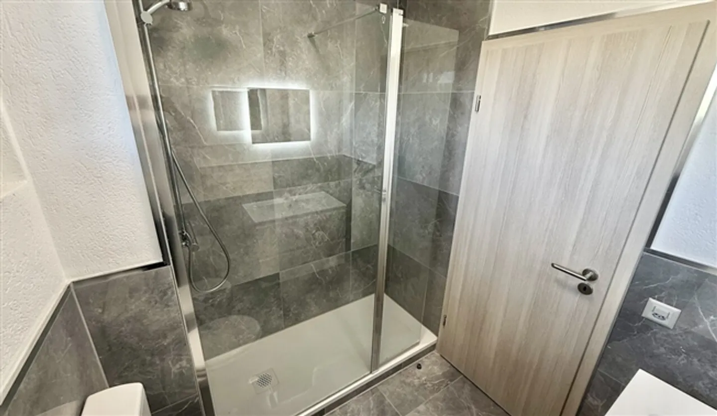 JUSQU'À 3 MOIS GRATUITS – Appartement rénové de 3,5 pièces à Coldrerio - Photo 2 sur 11