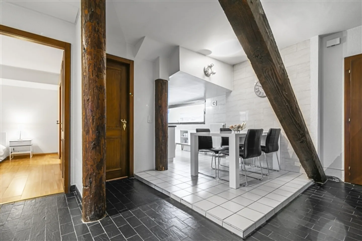 Charming High-Floor Apartment - Photo 4 of 15