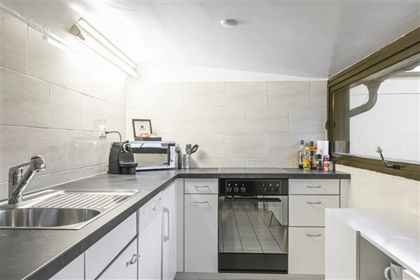 Charming High-Floor Apartment - Photo 5 of 15