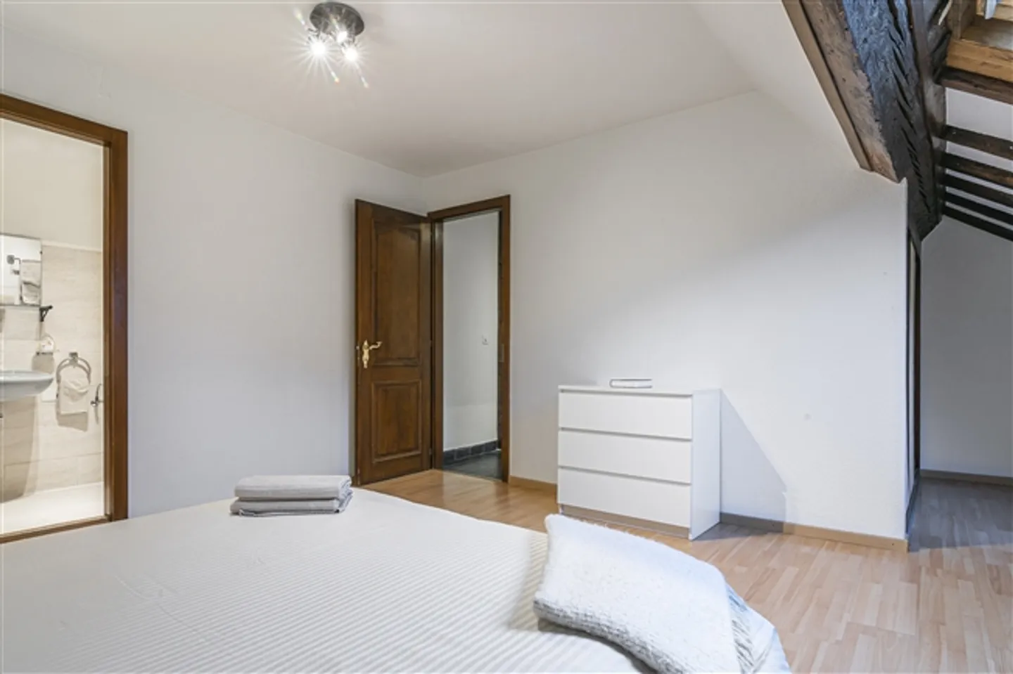 Charming High-Floor Apartment - Photo 10 of 15