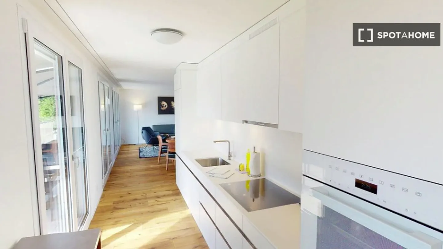 Charming Apartment - Photo 4 of 7