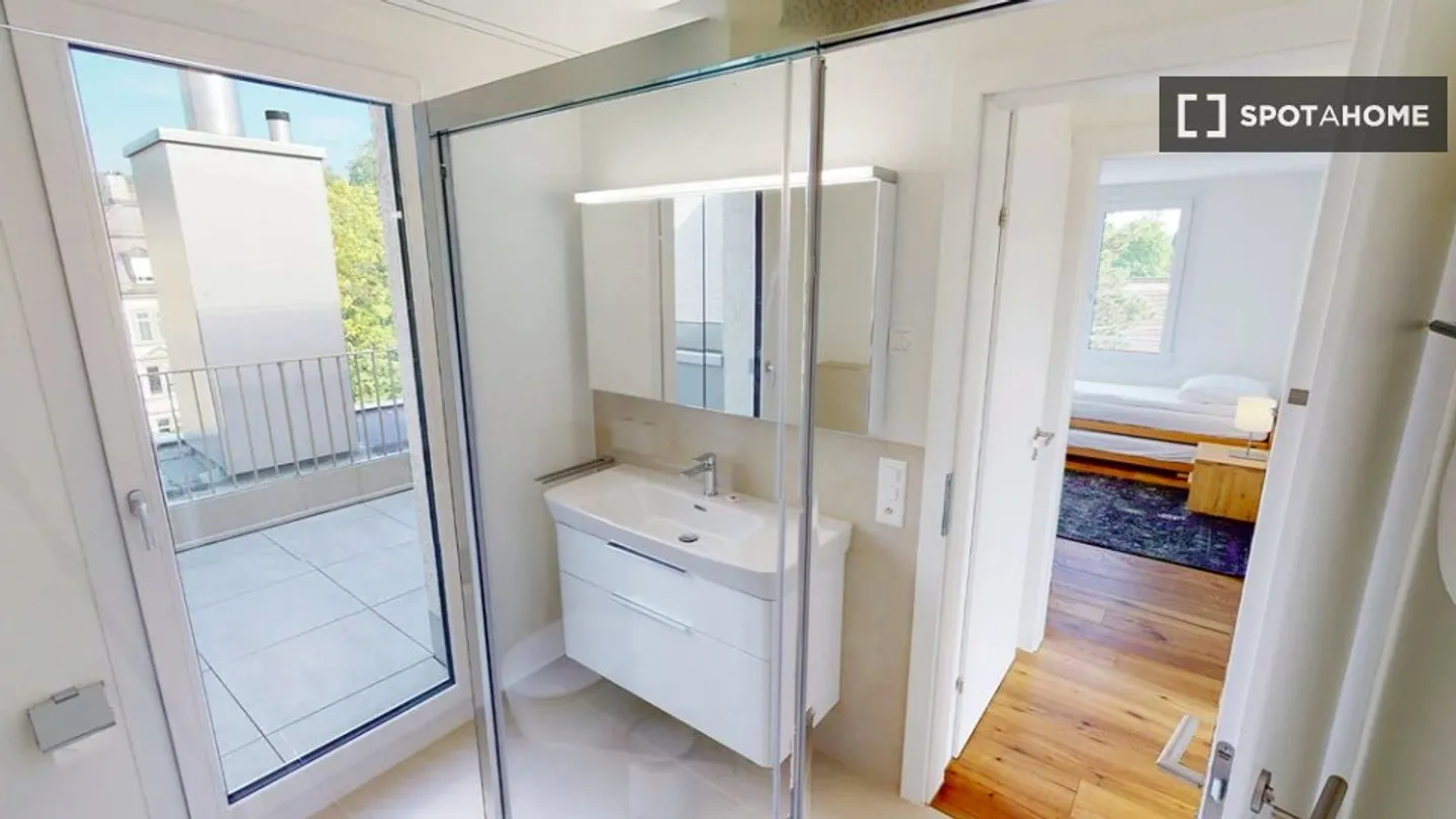 Charming Apartment - Photo 5 of 7