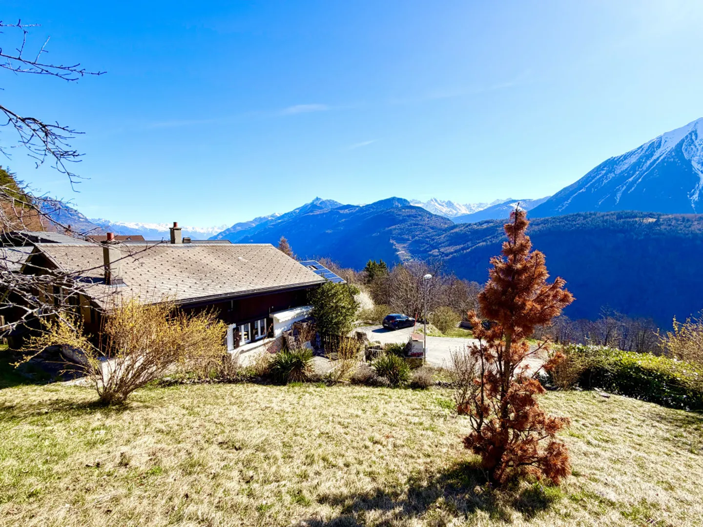 Charming semi-detached chalet with exceptional view in Ravoire, 5 minutes from Martigny - Photo 2 of 13