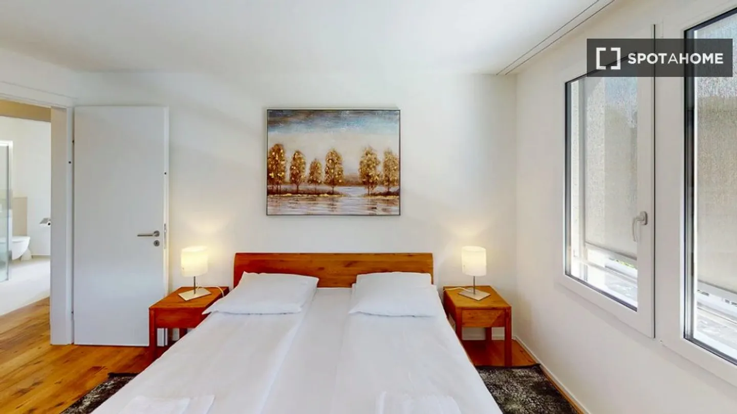 Charming Apartment - Photo 2 of 7