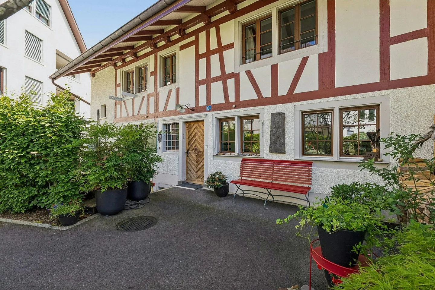 As good as new 5-room middle-Flarzhaus with garden seating area - Photo 1 of 13