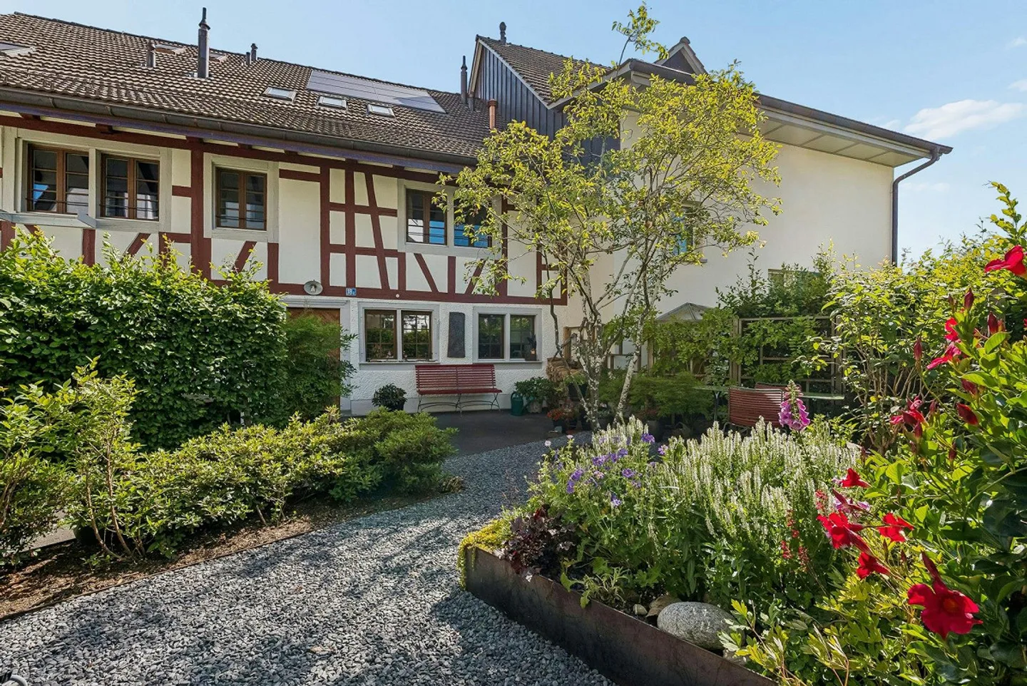 As good as new 5-room middle-Flarzhaus with garden seating area - Photo 2 of 13