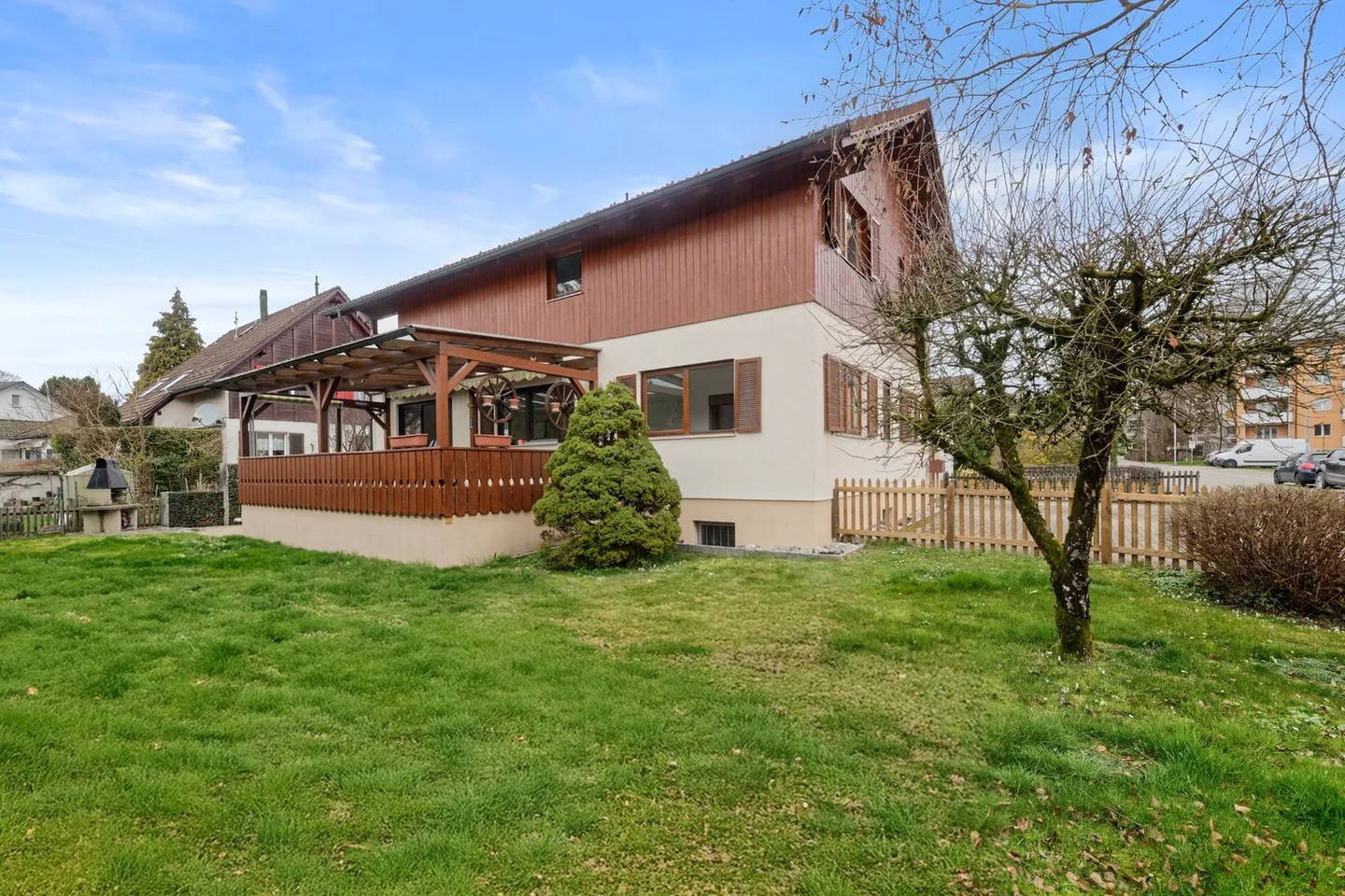 Grosszügiges 7.5-Zimmer-Generationenhaus mit Gartenparadies in Wetzikon - Foto 1 di 6