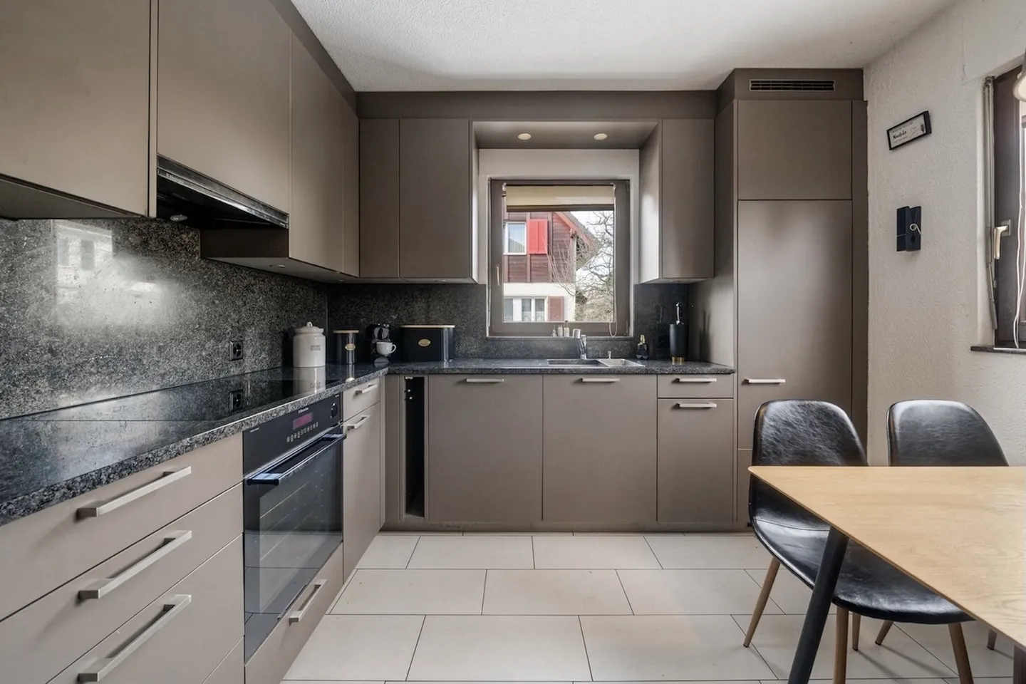 Grosszügiges 7.5-Zimmer-Generationenhaus mit Gartenparadies in Wetzikon - Foto 2 di 6