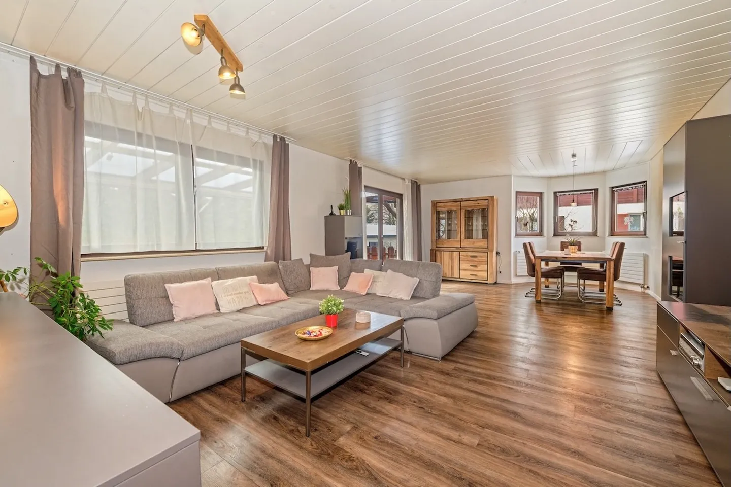 Grosszügiges 7.5-Zimmer-Generationenhaus mit Gartenparadies in Wetzikon - Foto 3 di 6