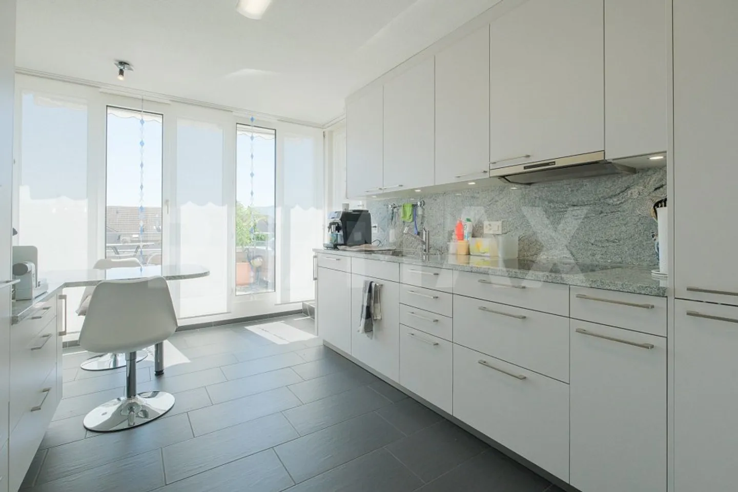 Terrasse ensoleillée avec vue - Appartement en duplex de 3.5 (4.5) pièces - Photo 5 sur 13