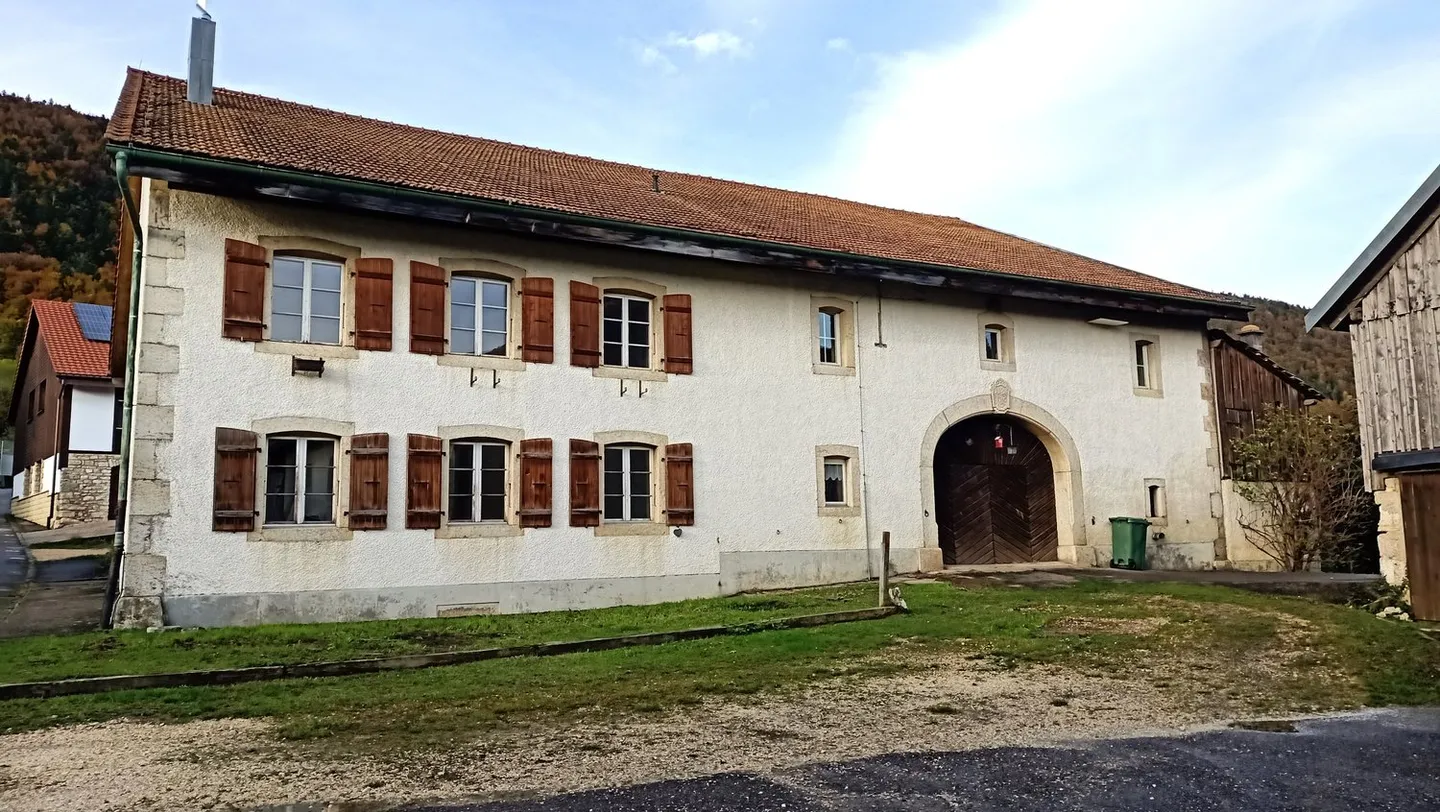 Belle ferme avec deux appartements de 300 m2 et 220 m2 de grange et de paddock - Photo 1 sur 42