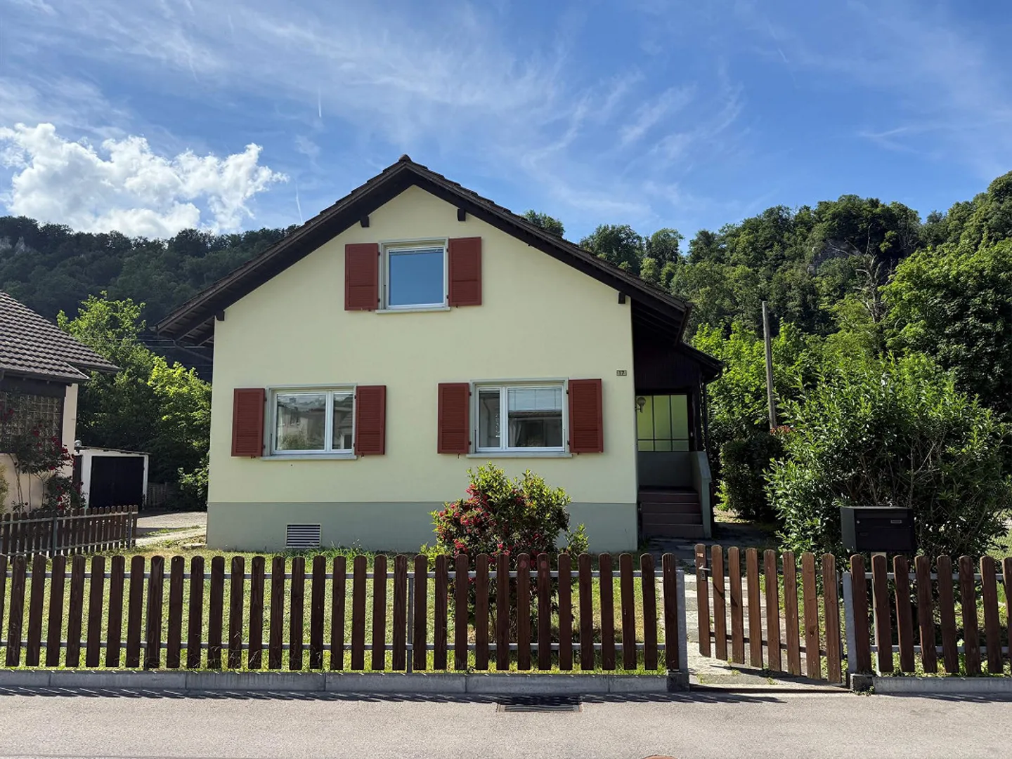 Cozy single-family home for immediate rent - Photo 1 of 7