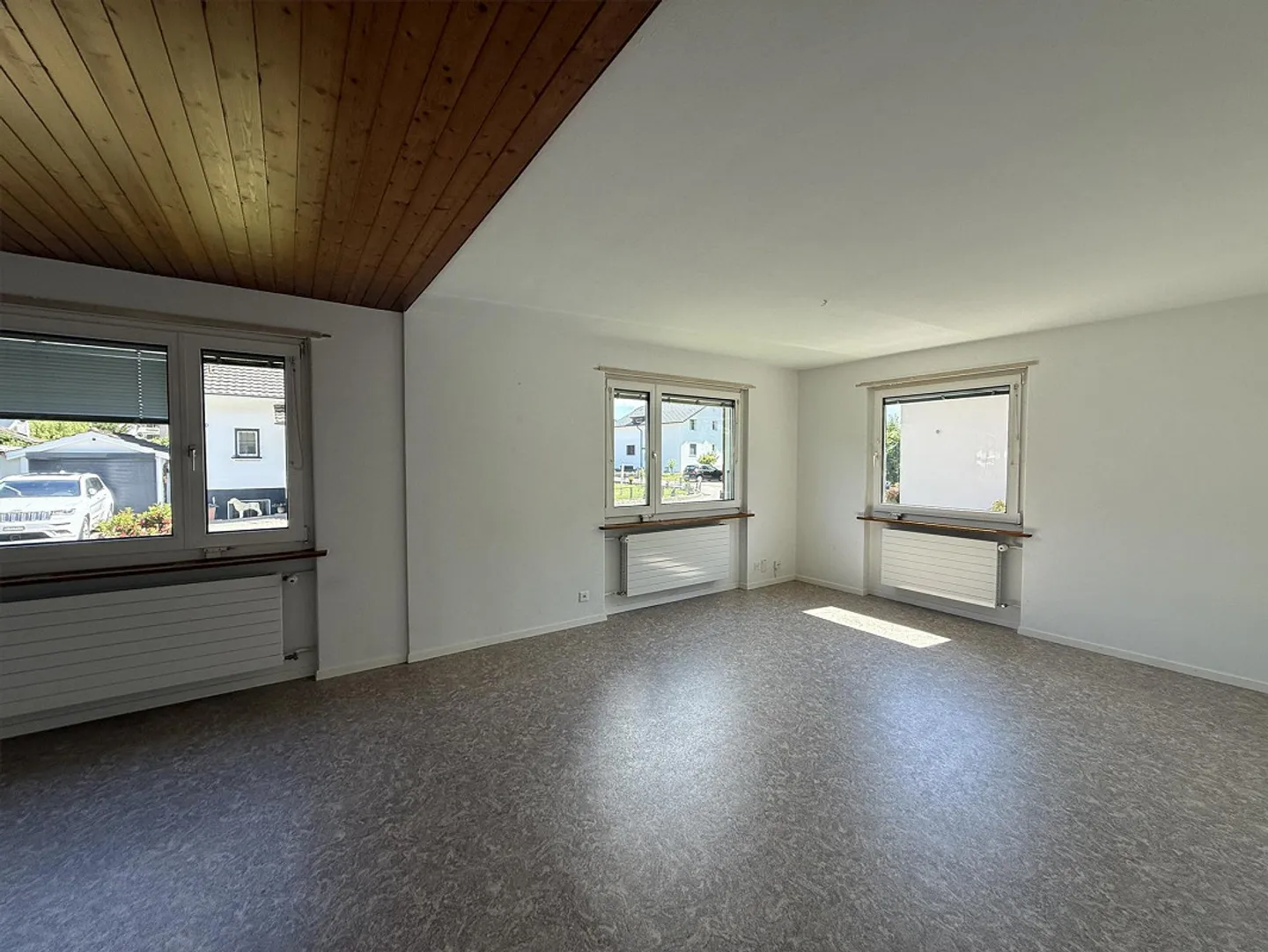Cozy single-family home for immediate rent - Photo 3 of 7