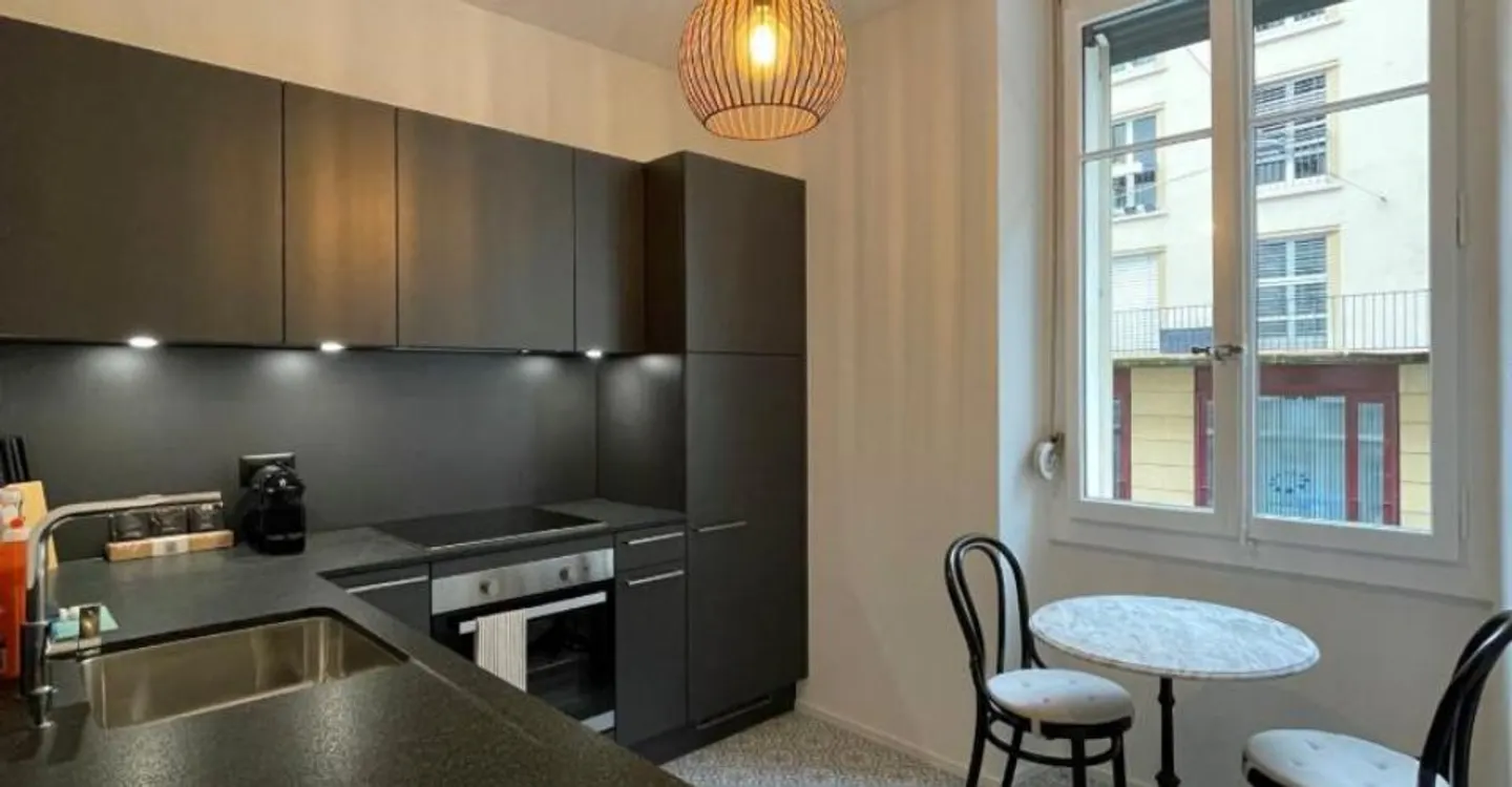 Charming Apartment with Lake View - Photo 4 of 12