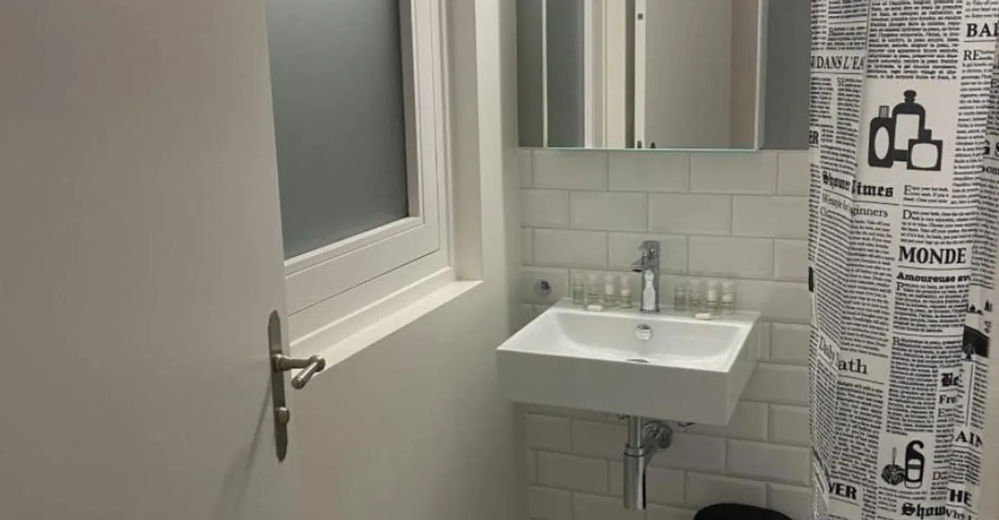 Charming Apartment with Lake View - Photo 12 of 12