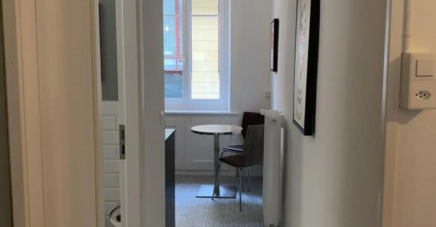 Charming Apartment with Lake View - Photo 8 of 12