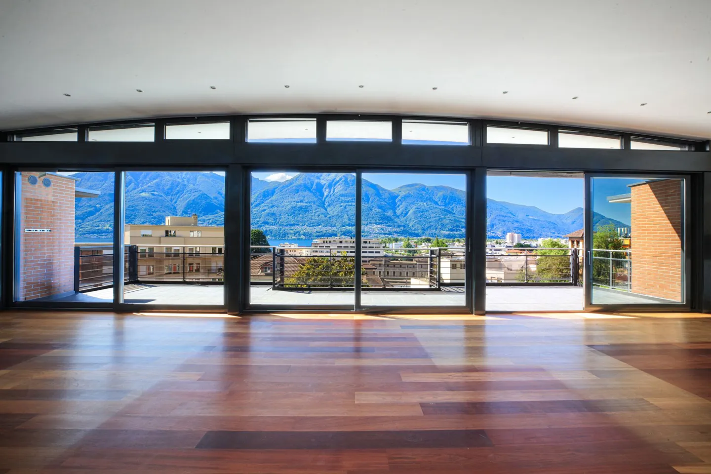 MURALTO - Attique spacieux avec vue sur le lac Majeur - Photo 1 sur 39