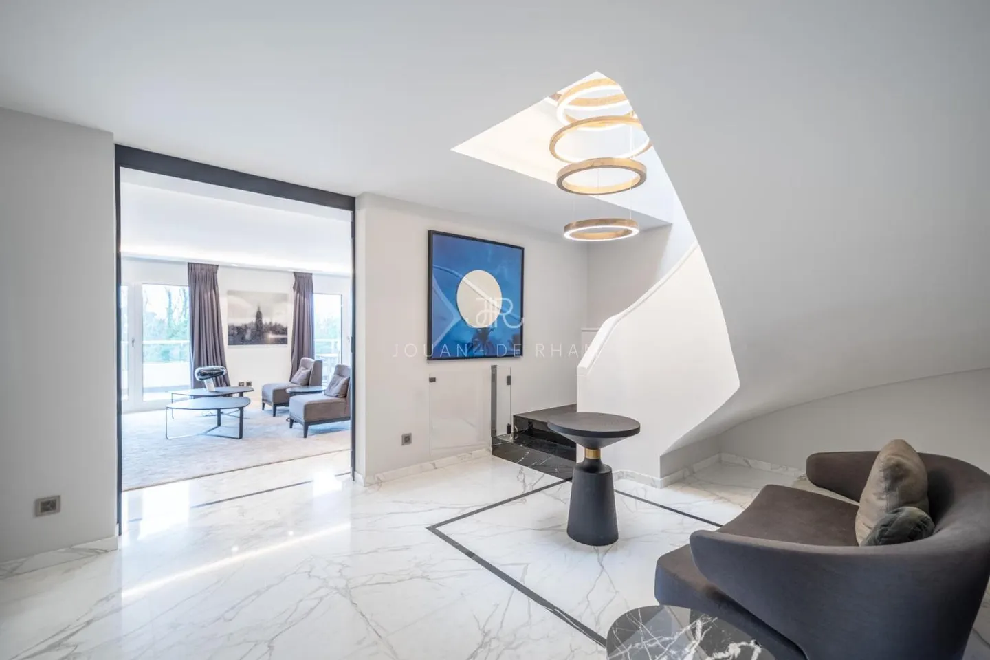 Magnificent Prestige Apartment - Photo 2 of 13