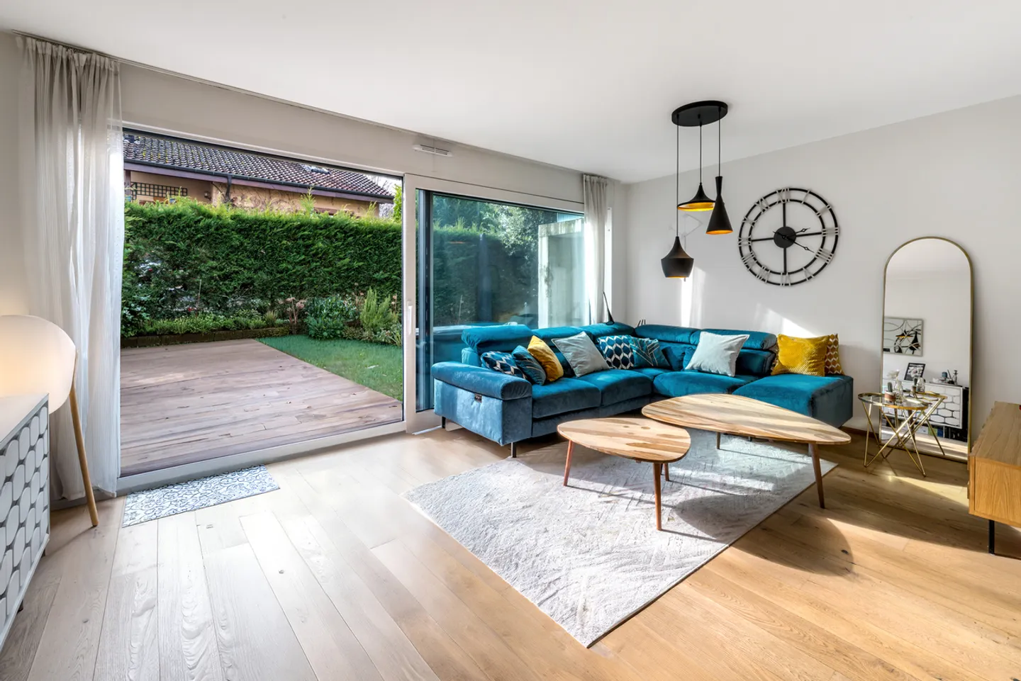 Villa contemporanea angolare - Foto 3 di 11