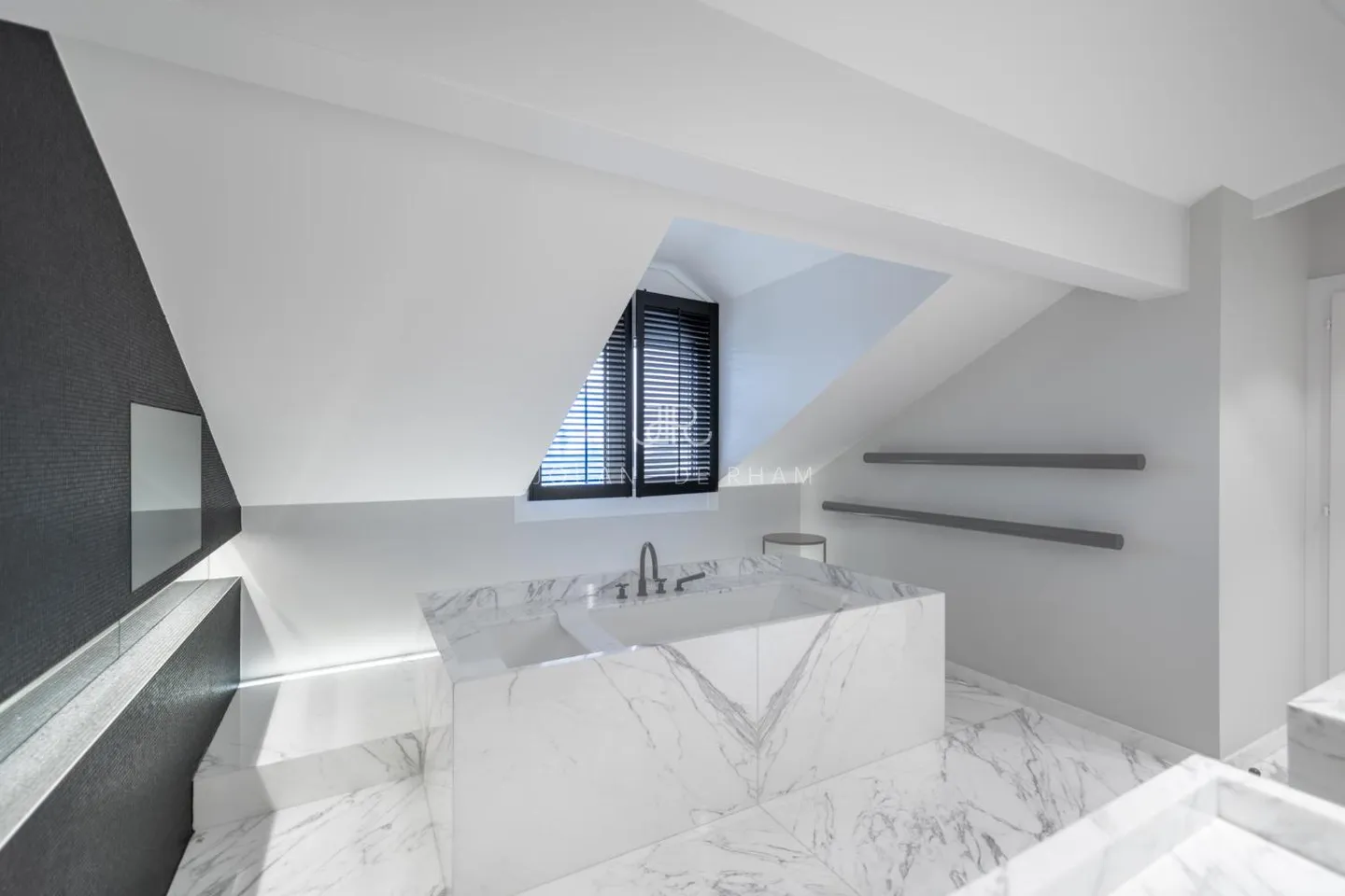 Magnificent Prestige Apartment - Photo 12 of 13