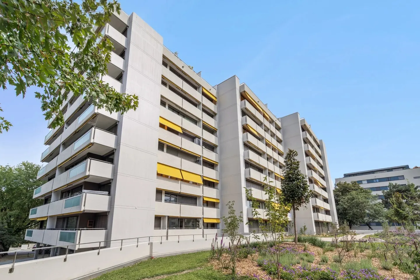 Charming Apartment with Lake View - Photo 4 of 5