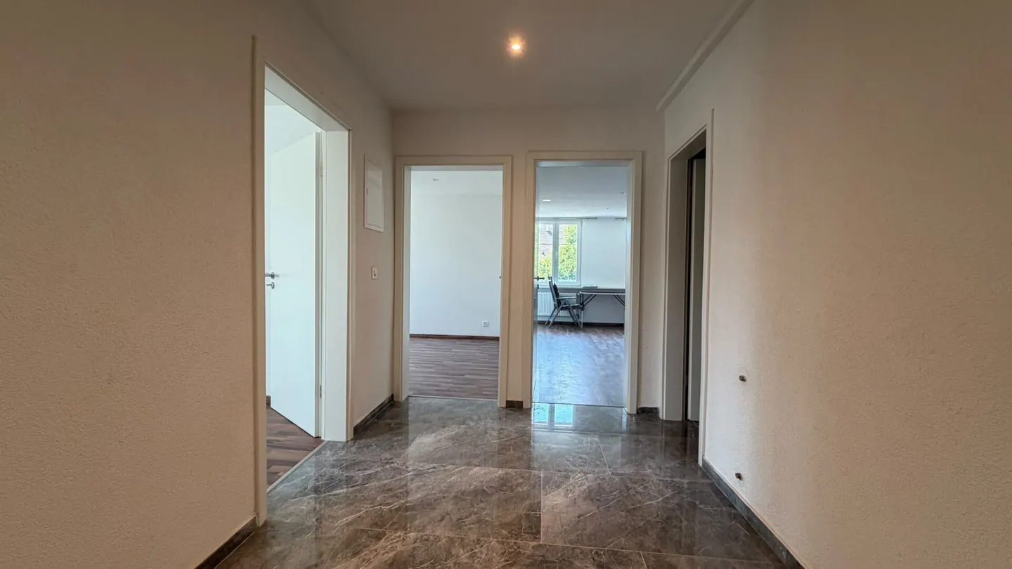 Bright 5-room maisonette apartment with large terrace in Gelterkinden - Photo 3 of 15