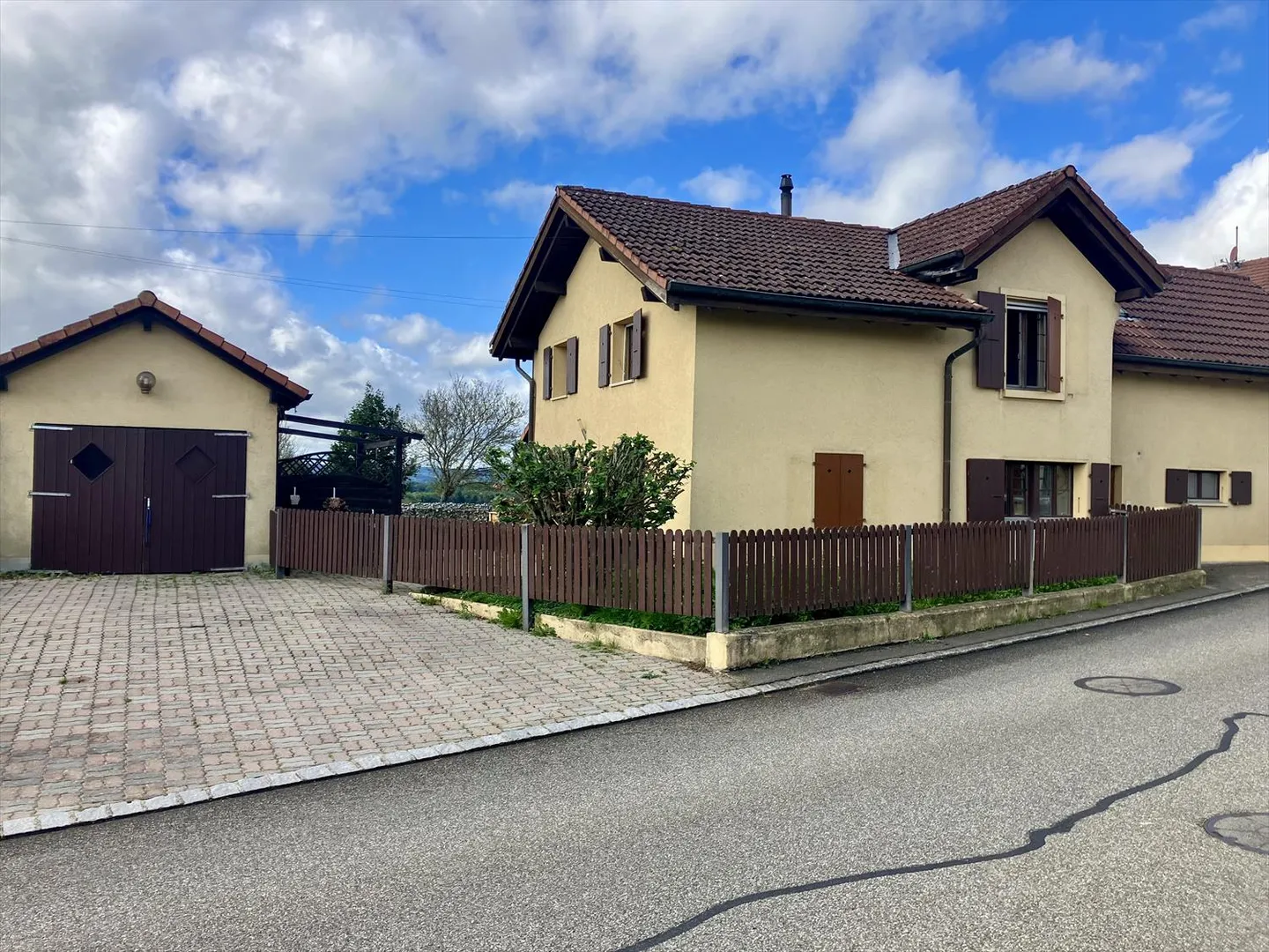 BURE - Charming individual house with garage - Photo 2 of 7