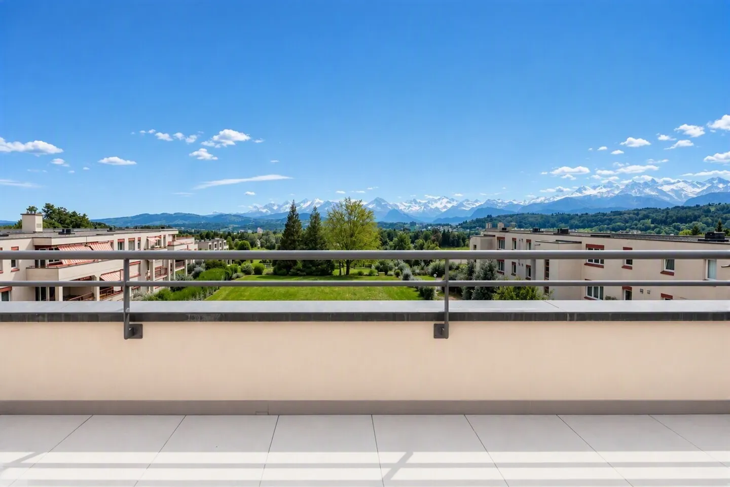 Vivere moderno con vista - maisonette ristrutturata di 3,5 stanze - Foto 1 di 12