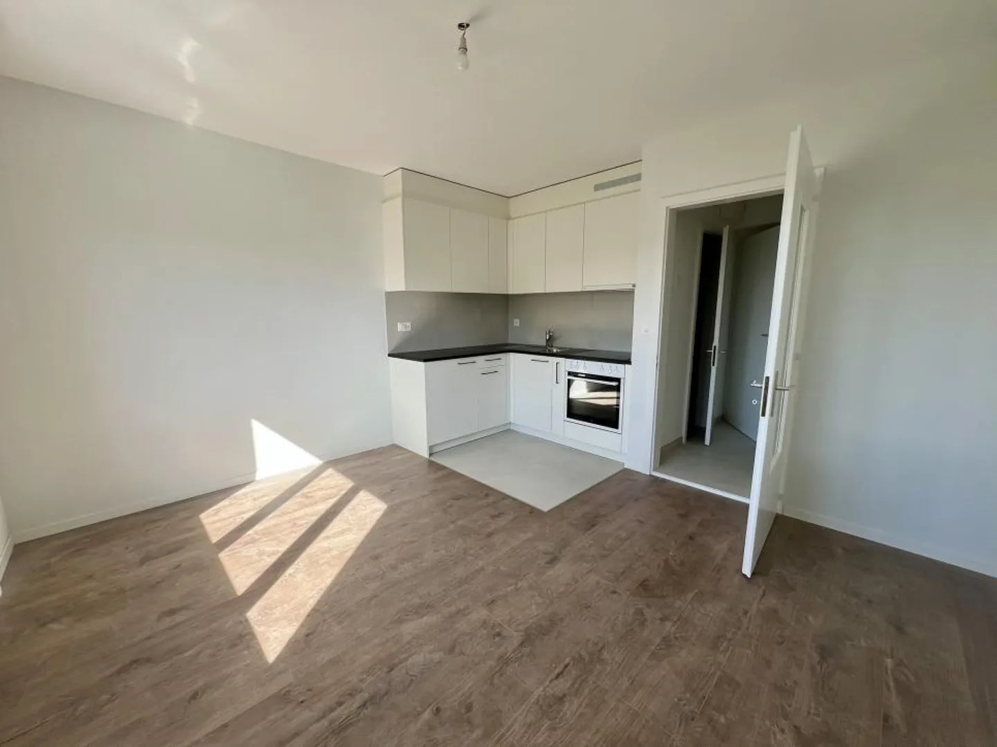 Studio im 2. Stock renoviert - Foto 2 von 4