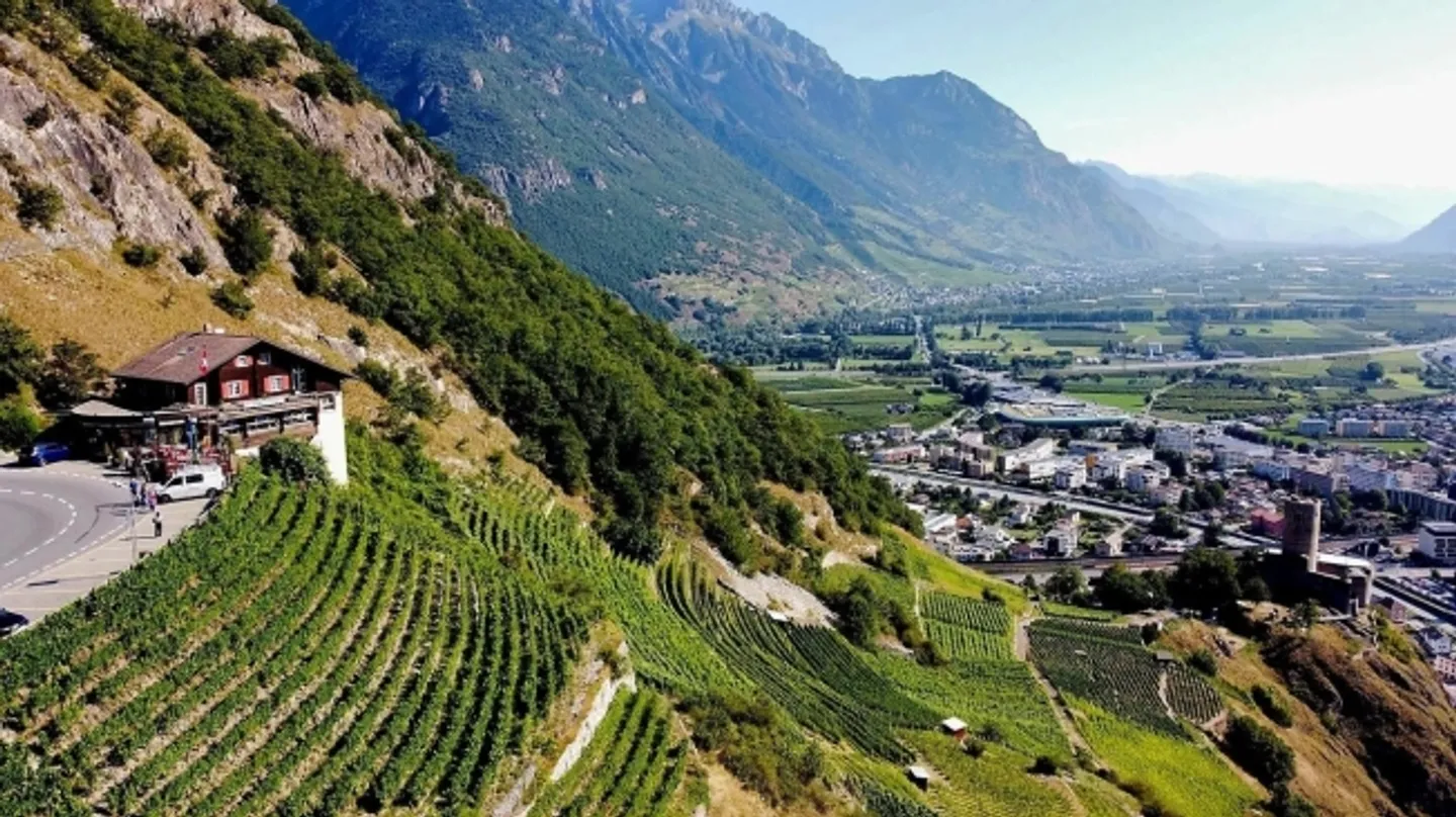Extraordinary Building in Unestimable Potential - Martigny - Photo 3 of 20