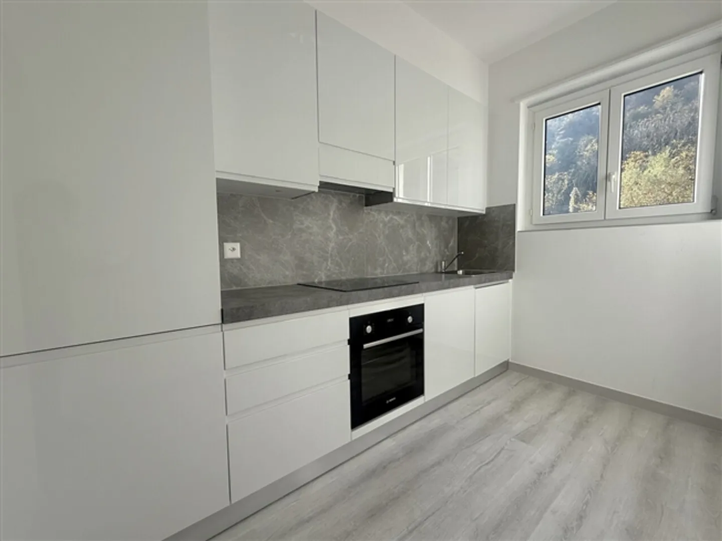 Appartement spacieux de 4,5 pièces rénové à Chiasso - Photo 1 sur 9