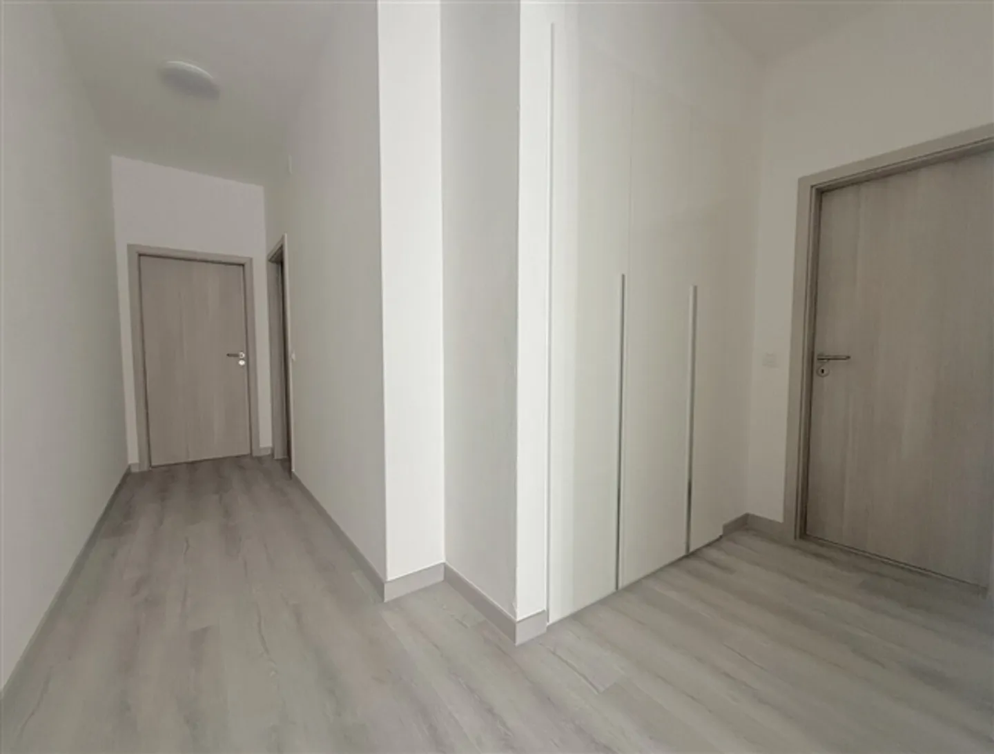 Appartement spacieux de 4,5 pièces rénové à Chiasso - Photo 3 sur 9