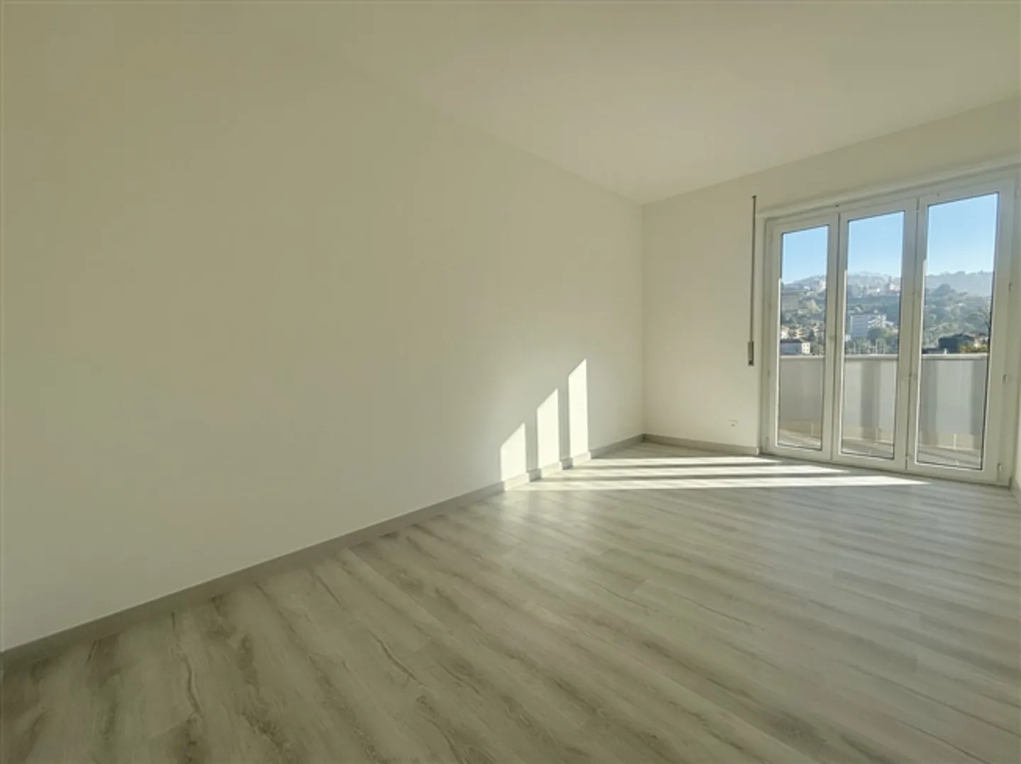 Appartement spacieux de 4,5 pièces rénové à Chiasso - Photo 4 sur 9