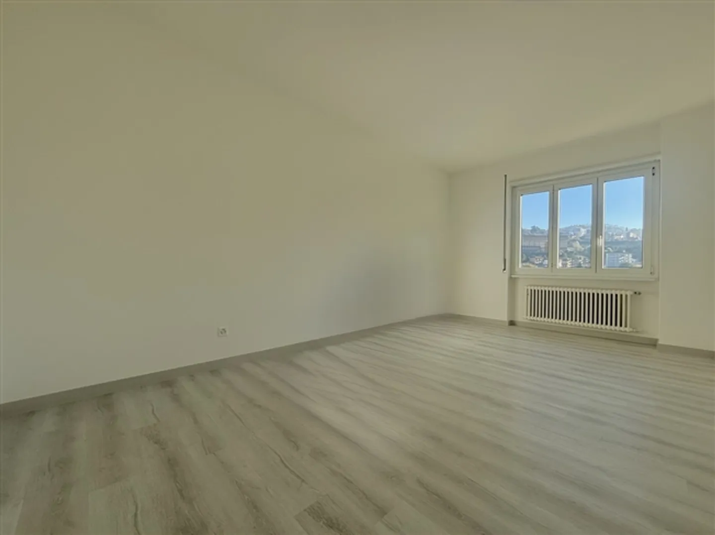 Appartement spacieux de 4,5 pièces rénové à Chiasso - Photo 5 sur 9