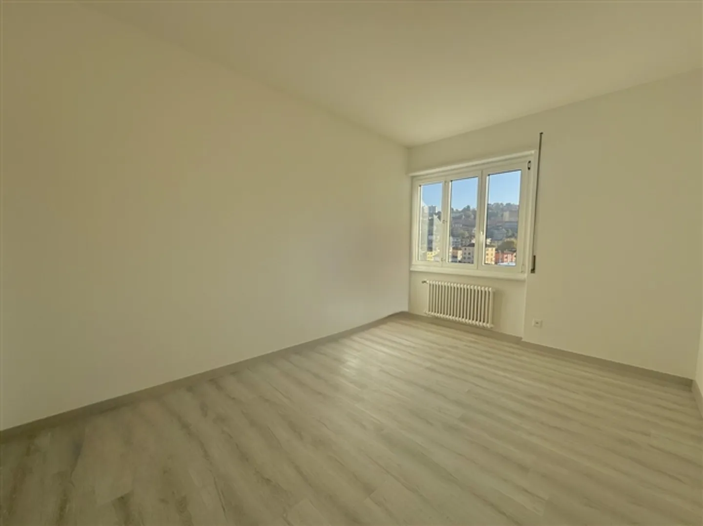 Appartement spacieux de 4,5 pièces rénové à Chiasso - Photo 6 sur 9