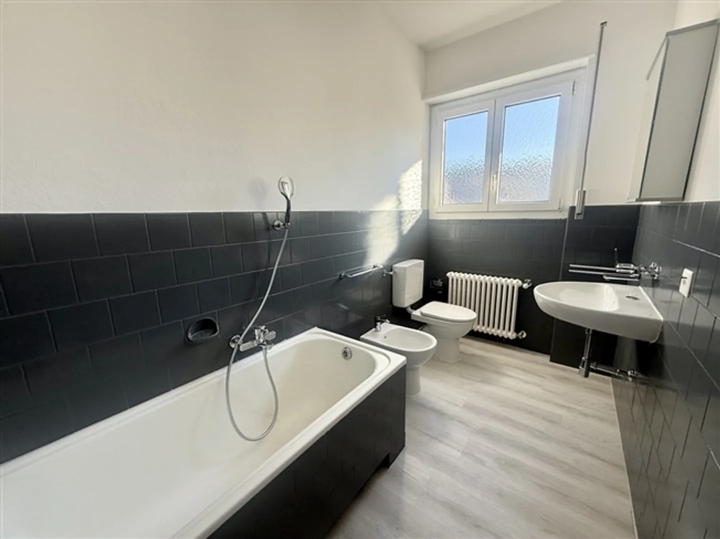 Appartement spacieux de 4,5 pièces rénové à Chiasso - Photo 7 sur 9