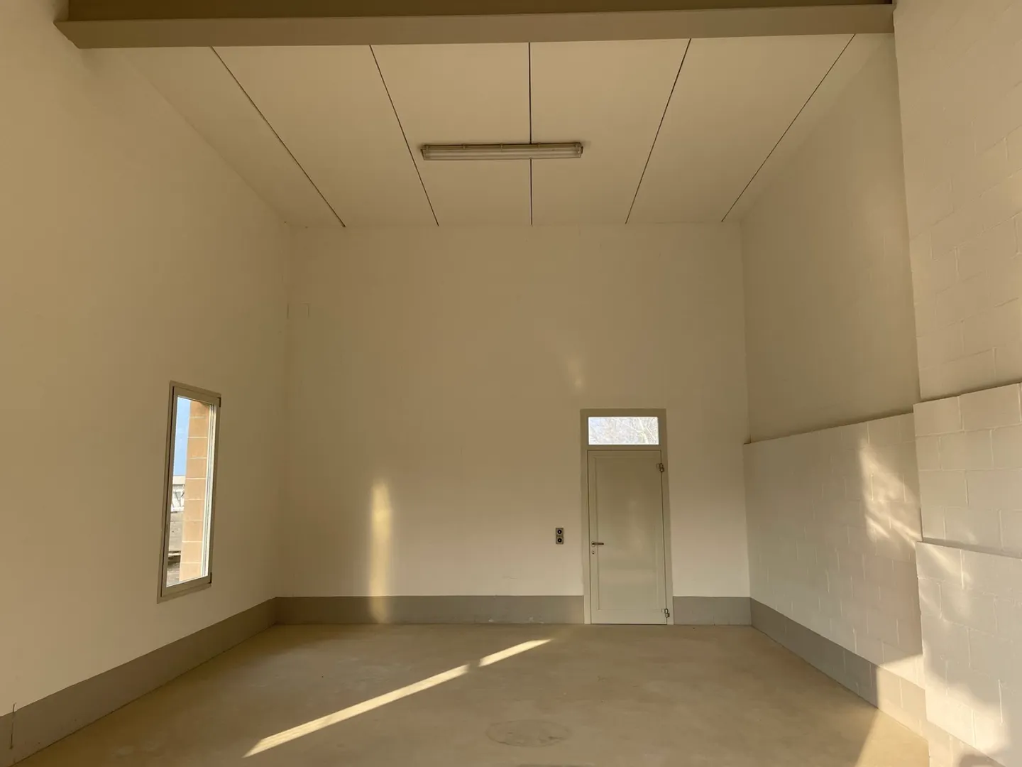COMMERCIAL SPACE IN GENESTRERIO - Photo 1 of 4
