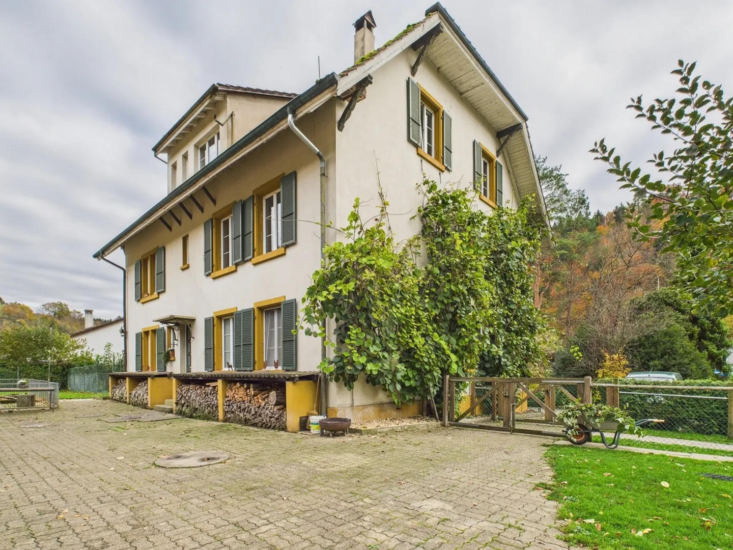 Attractive plot with versatile potential and existing property in idyllic location - Photo 6 of 13