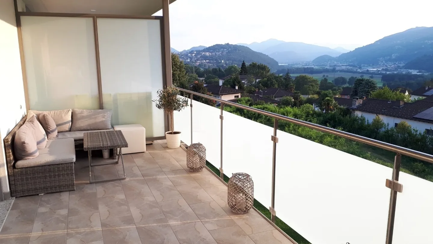 Elegant Apartment with Terrace - Photo 5 of 10