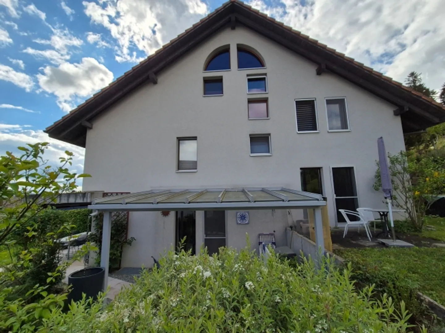 Maison d'angle attrayante de 5,5 pièces dans le Seeland bernois - Photo 1 sur 10