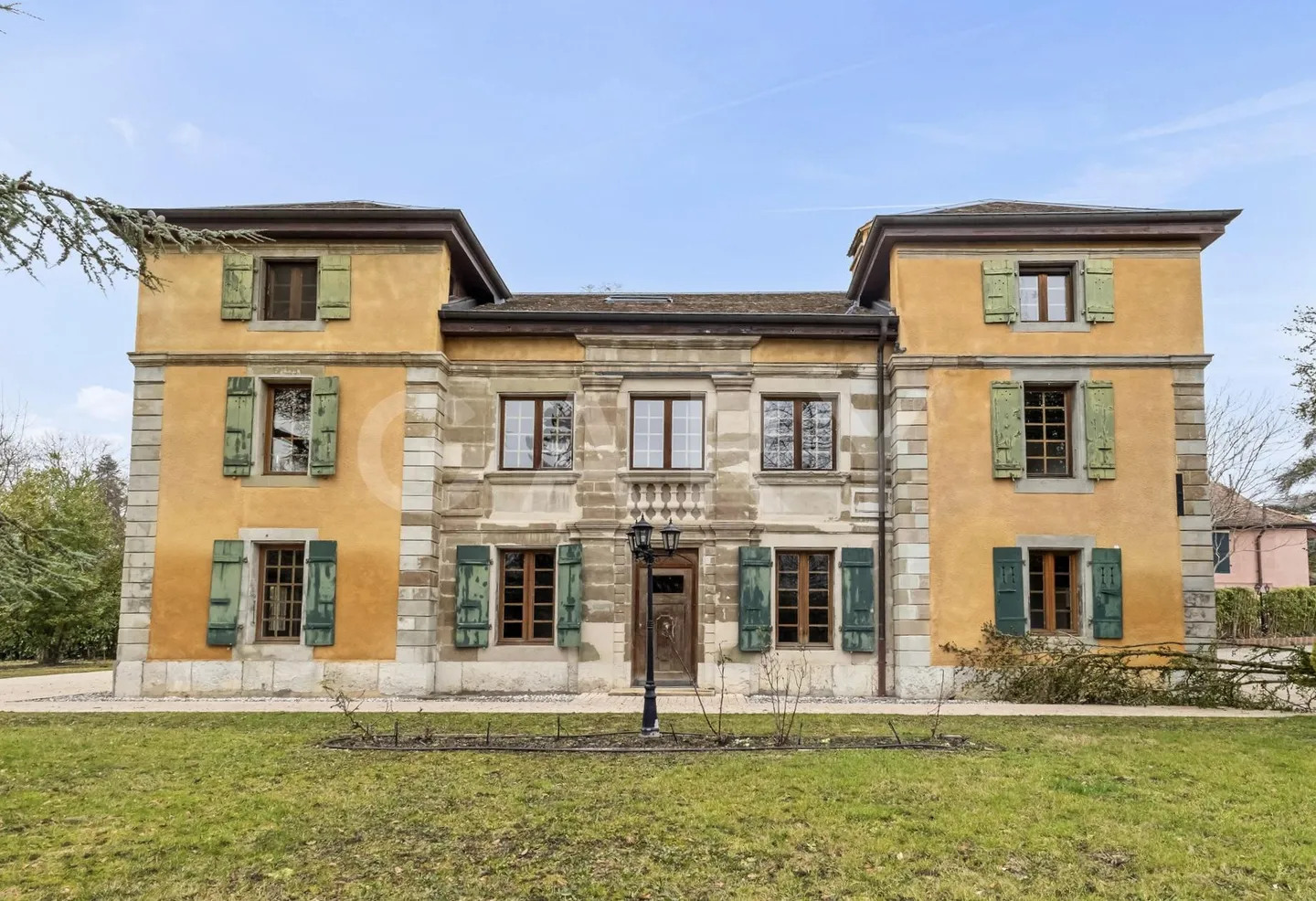 HERRENHAUS MIT ENTWICKLUNGSPOTENZIAL - Foto 1 von 19