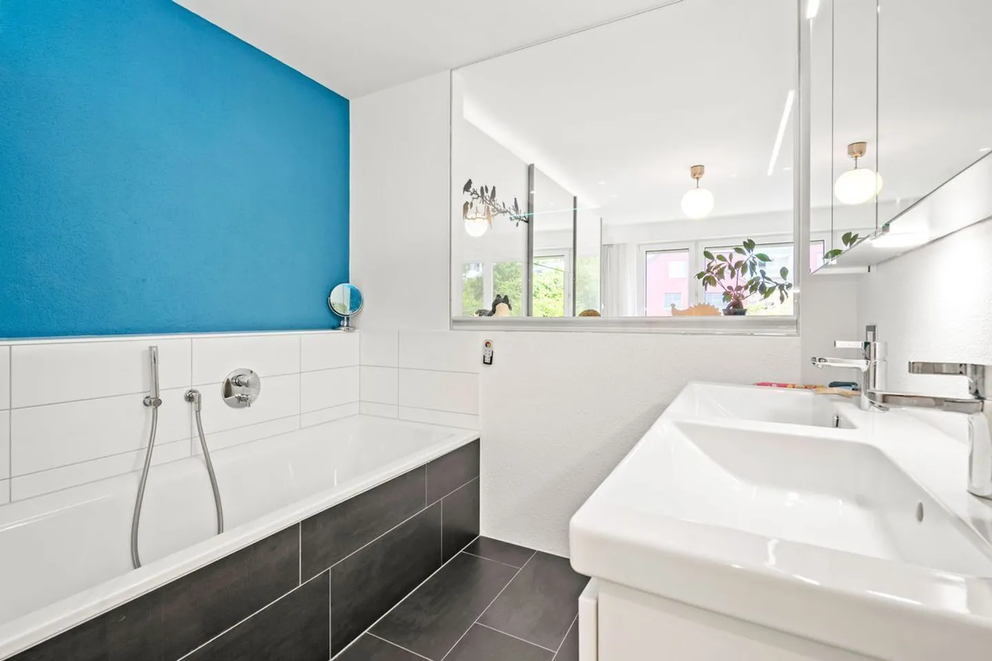 Charmante appartement en attique de 4,5 pièces avec vue imprenable sur le lac - Photo 8 sur 13